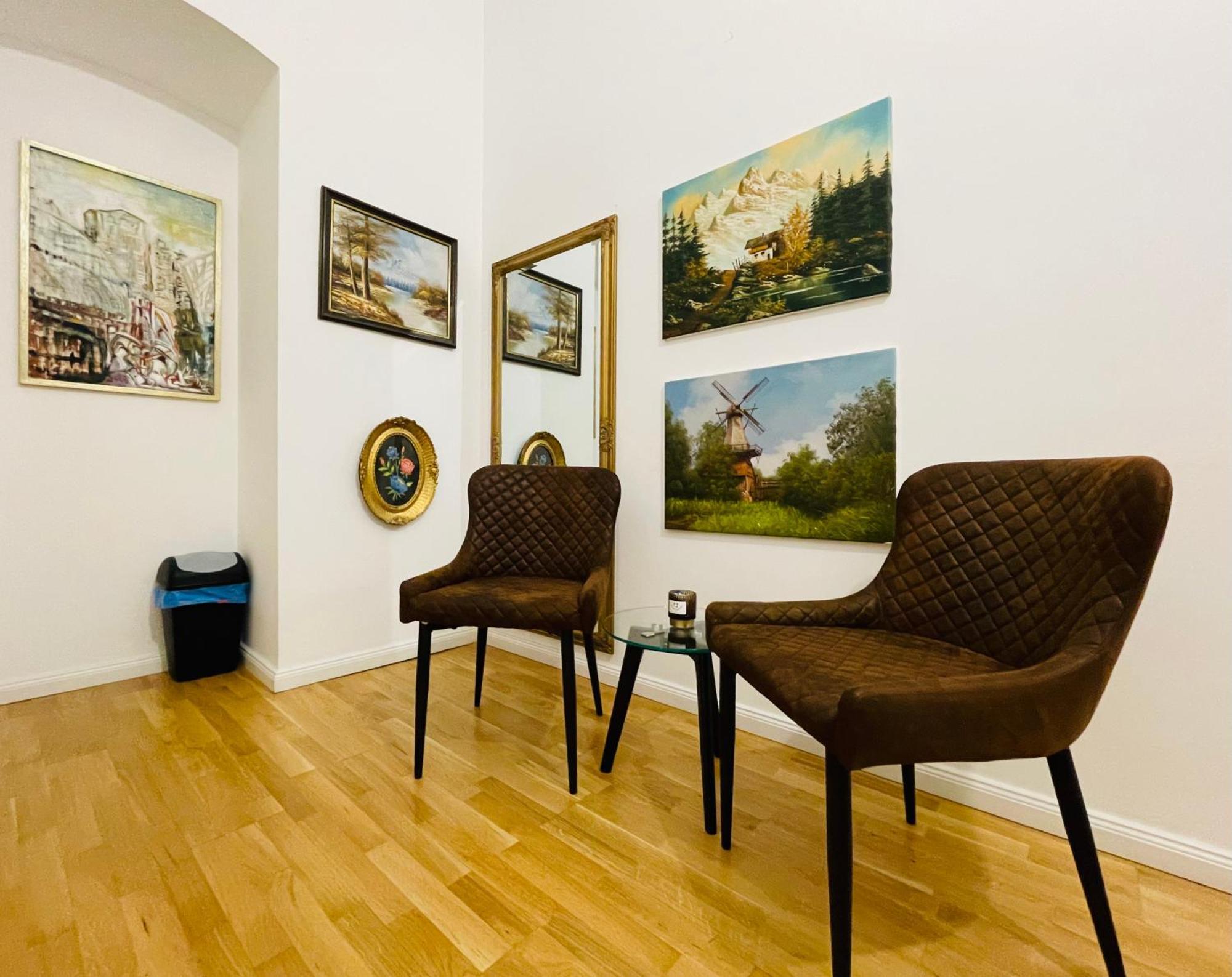 Direct Center-privat Rooms-5 Minutes Mariahilferstrasse * Wenen